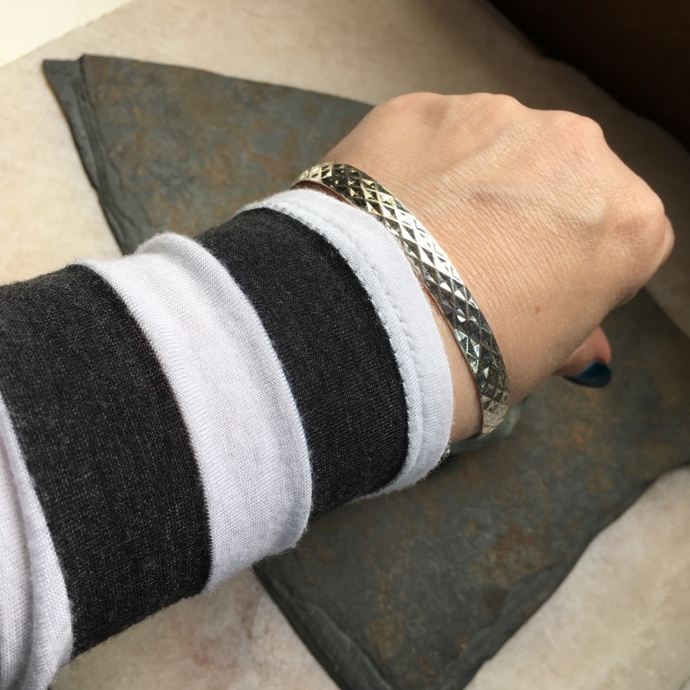 🎈Sale 🎈2 for $10 silver (color) textured diamond print bangle bracelet